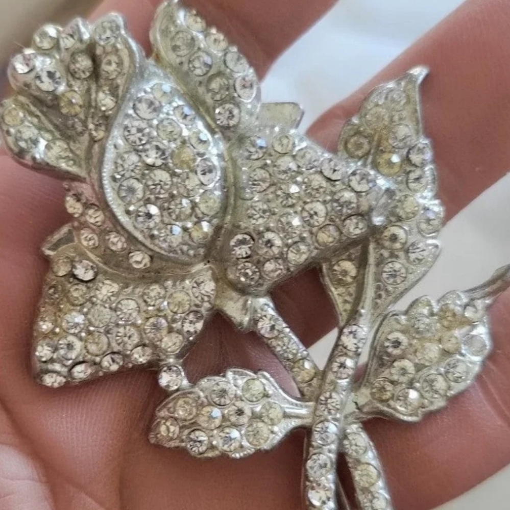 Large rhinestone pot metal 1950s flower rose brooch. Vintage mid century . Good